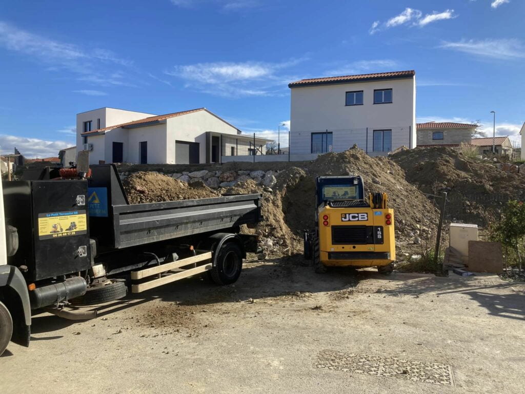 Chantier sur un lotissement à Perpignan, évacuation de terre et de gravats