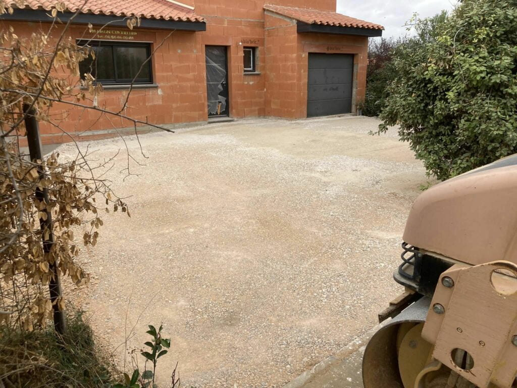 Compactage de 67 tonnes de concassé pour une entrée de villa à Saint Hippolyte