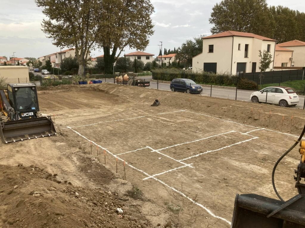 Décaissement pour mise à niveau du terrain puis, ouverture pour fondations, à Claira