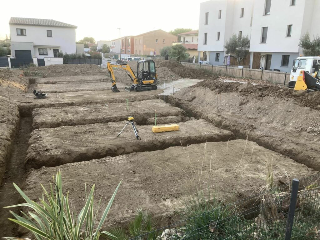 Décaissement pour mise à niveau du terrain puis, ouverture pour fondations, à Torreilles