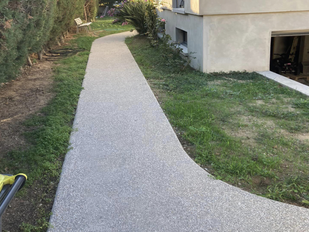 Dallage béton d'une allée de jardin à Saint Nazaire