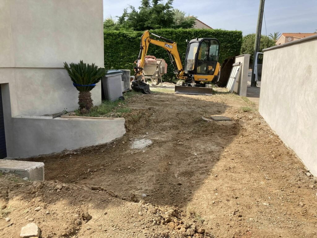 Terrassement pour un futur dallage béton d'une allée de garage à Saint Nazaire