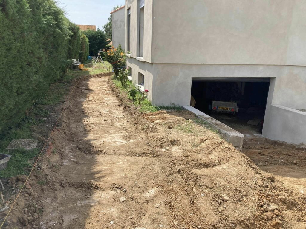 Terrassement pour un futur dallage béton d'une allée de jardin à Saint Nazaire