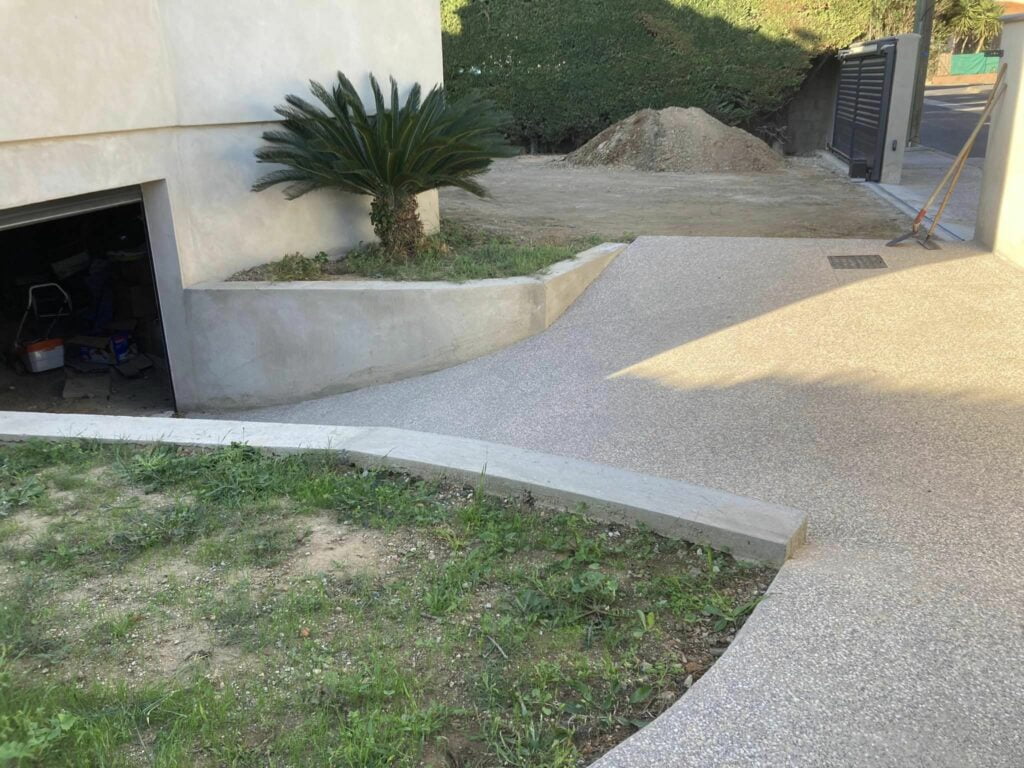 Dallage béton d'une allée de garage sur une villa à Saint Nazaire