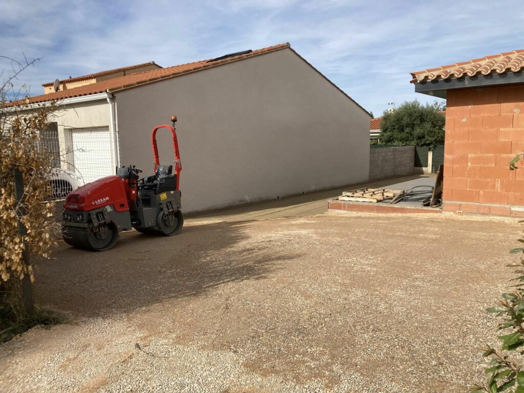 Terrassement de l’entrée et du jardin d’une villa à Torreilles