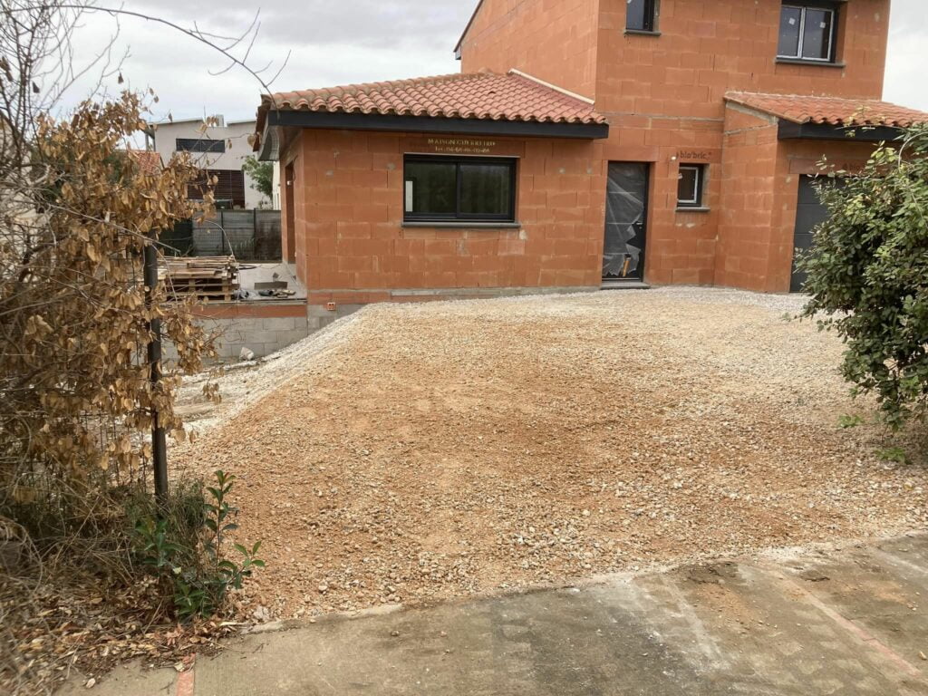 Terrassement et compactage de 67 tonnes de concassé pour une villa à Saint Hippolyte