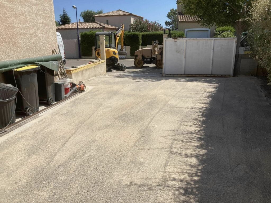 Terrassement de villa, remblaiement en 0/31,5 avec toile de paillage préventive pour mauvaises herbes puis compactage