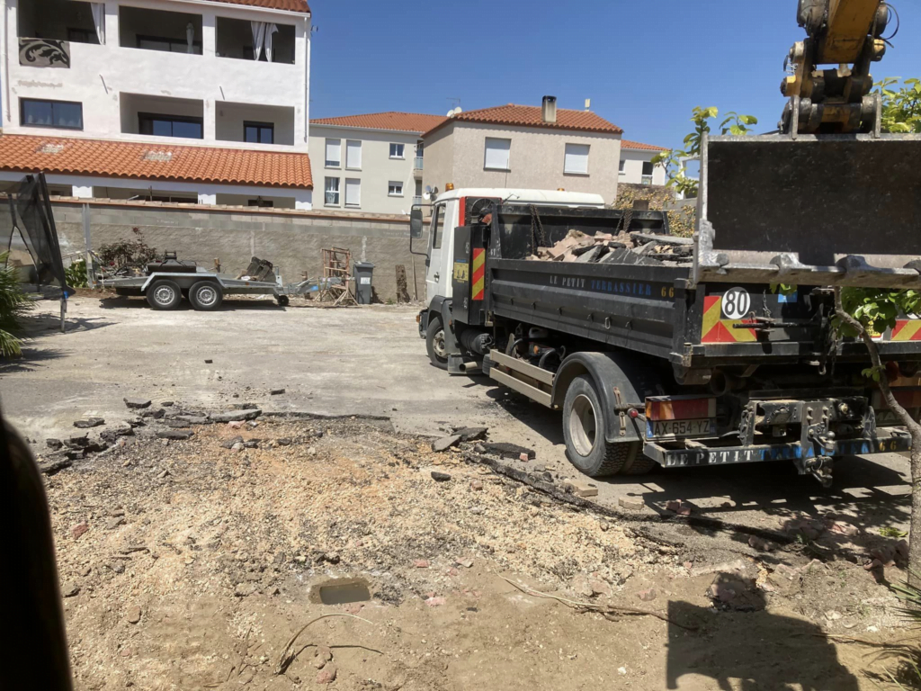 Réfection d’une entrée de villa, dépose des enrobés mise en forme pour futur dallage béton à Pia