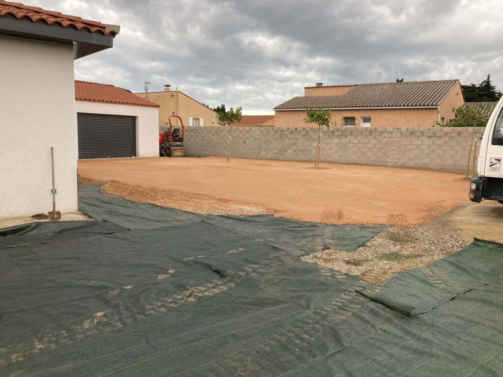 Aménagement extérieur, 500 m2 décaissement, remblais en 0/20 concassé sur toile de paillage puis couche de finition en gravier, 250t mis en place sur Bompas