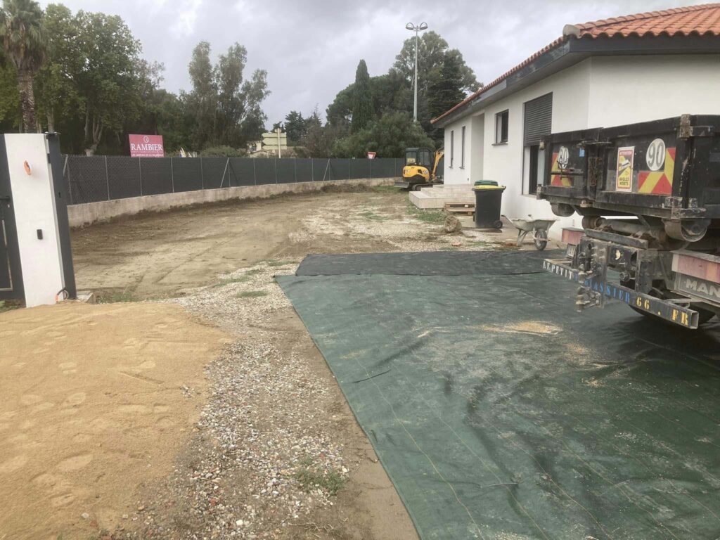 Aménagement extérieur, 500 m2 décaissement, remblais en 0/20 concassé sur toile de paillage puis couche de finition en gravier, 250t mis en place sur Bompas