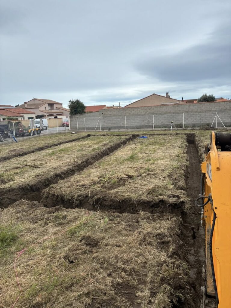 Ouverture de tranchée pour fondations d’une villa à Claira (66)